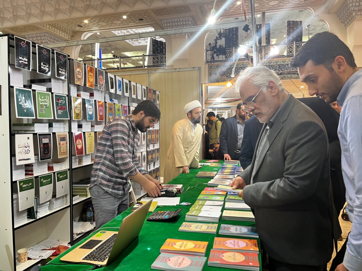 بهار کتاب ۳۴| رییس دانشگاه آزاد اسلامی از نمایشگاه بین المللی کتاب تهران بازدید کرد بهار کتاب ۳۴| رییس دانشگاه آزاد اسلامی از نمایشگاه بین المللی کتاب تهران بازدید کرد