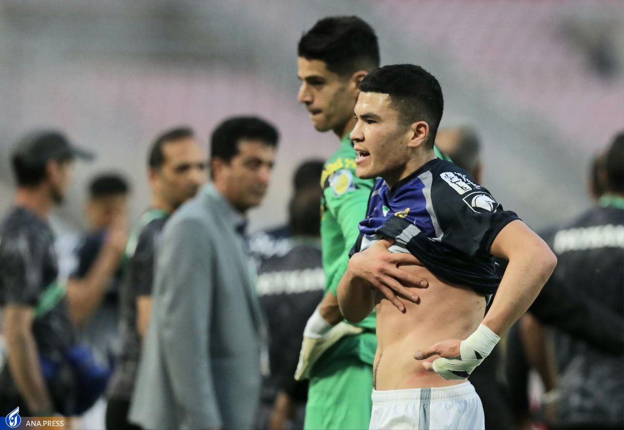 درگیری شدید پیکانی‌ها با داور پس از اخراج تمیروف+ تصاویر