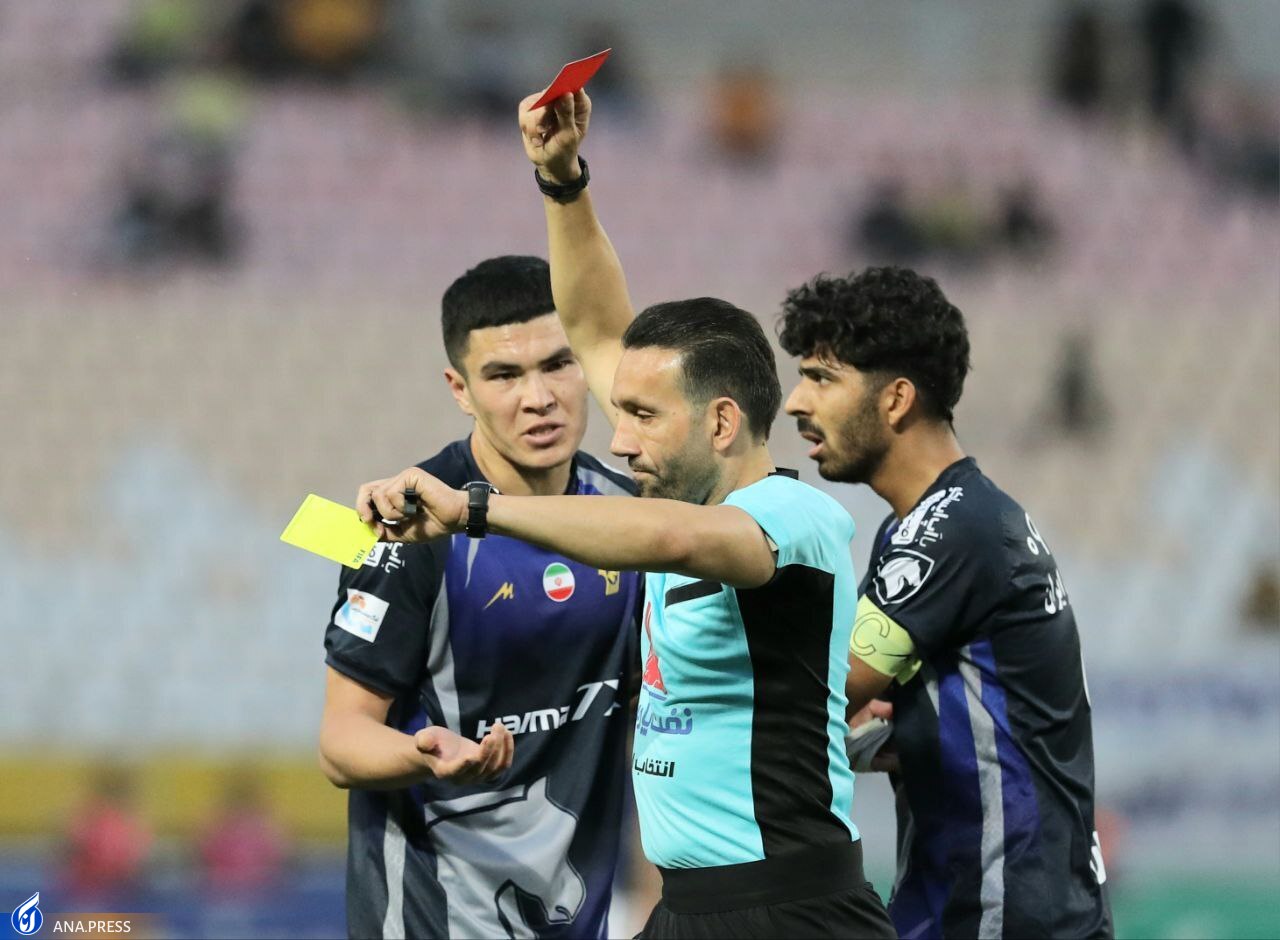 درگیری شدید پیکانیها با داور پس از اخراج تمیروف+ تصاویر درگیری شدید پیکانیها با داور پس از اخراج تمیروف+ تصاویر