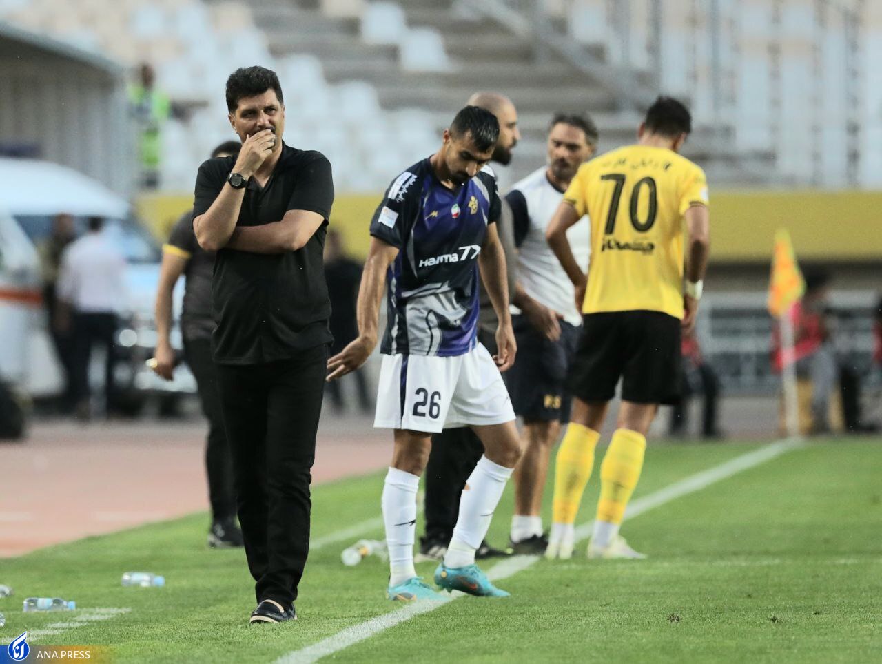 درگیری شدید پیکانی‌ها با داور پس از اخراج تمیروف+ تصاویر