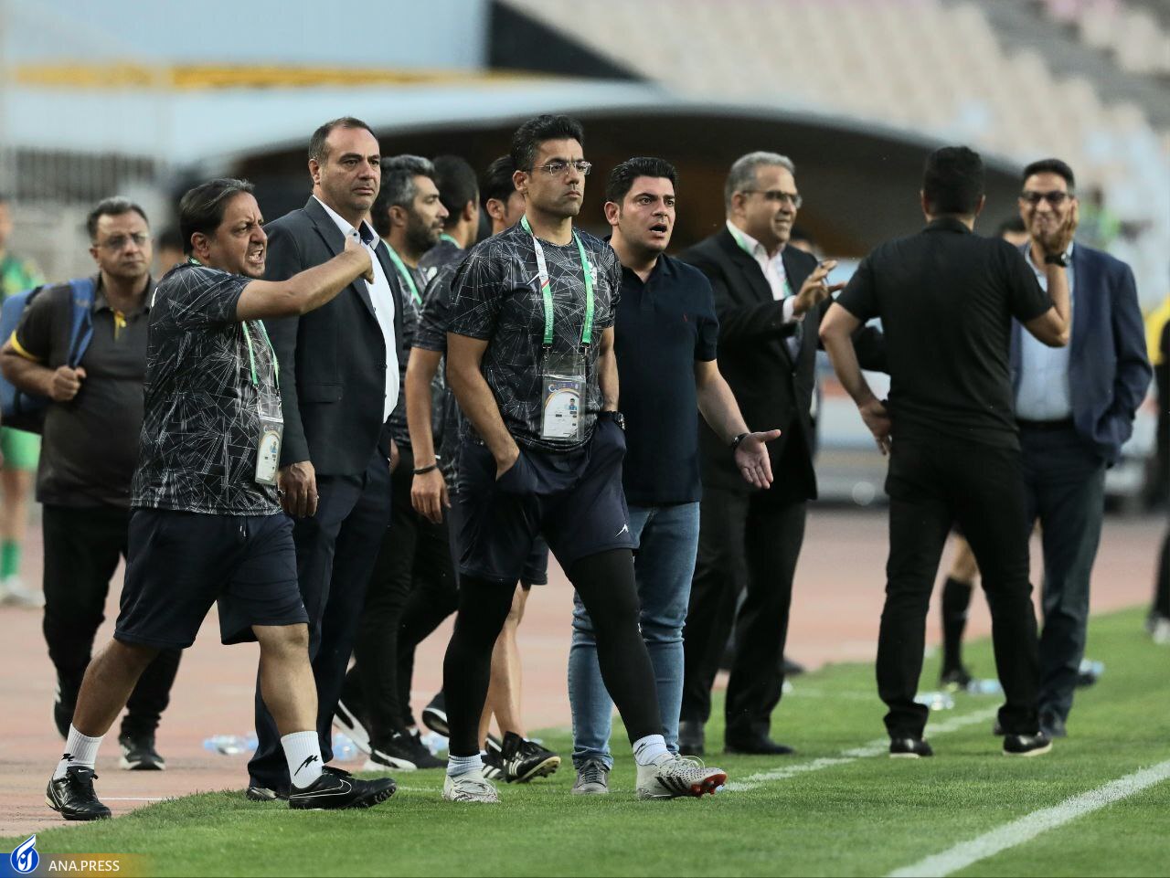 درگیری شدید پیکانی‌ها با داور پس از اخراج تمیروف+ تصاویر