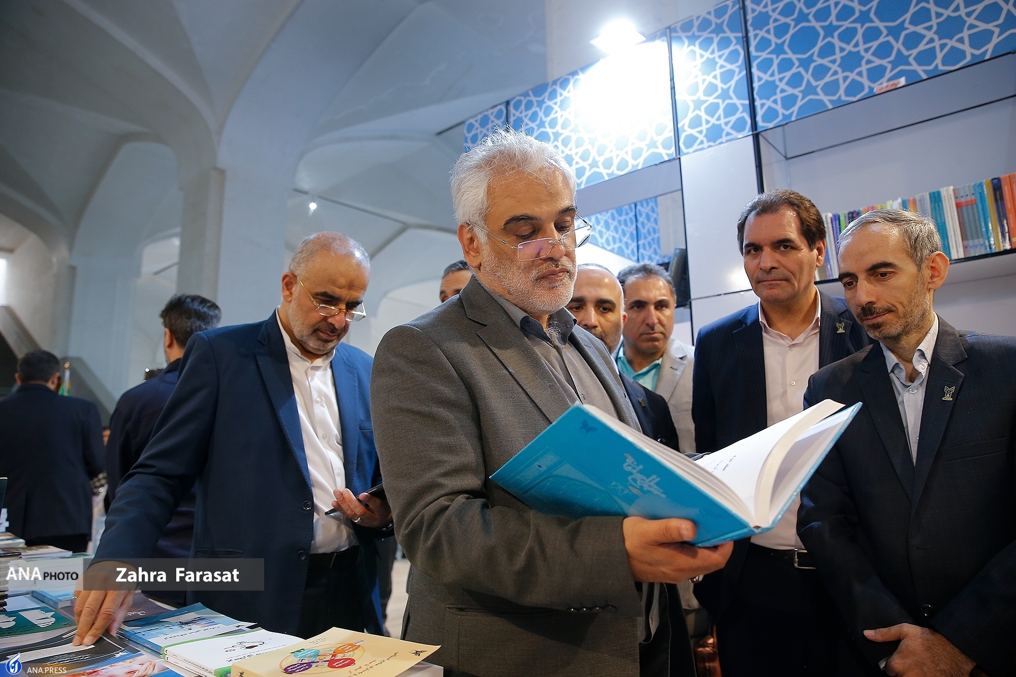 اشکالاتی به نمایشگاه کتاب وارد است؛ نمایشگاه باید محل عرضه آثار جدید باشد اشکالاتی به نمایشگاه کتاب وارد است؛ نمایشگاه باید محل عرضه آثار جدید باشد