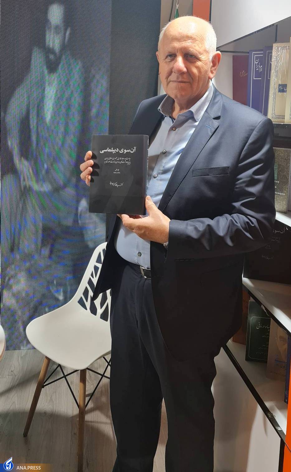 مروری بر آثار دکتر علی اکبر ولایتی در سی و چهارمین نمایشگاه بین المللی کتاب تهران/ سیمای فرزانگان در محفل یاران مهربان مروری بر آثار دکتر علی اکبر ولایتی در سی و چهارمین نمایشگاه بین المللی کتاب تهران/ سیمای فرزانگان در محفل یاران مهربان