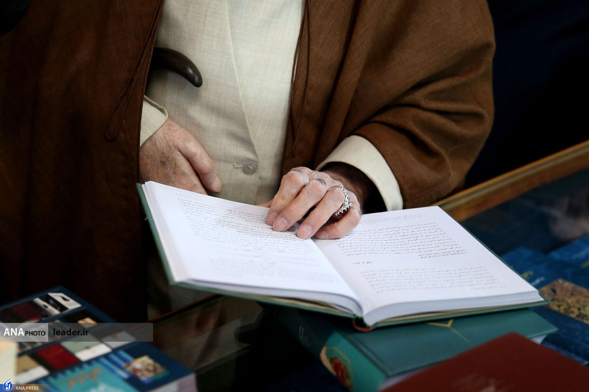 گزارشی از بازدید رهبر انقلاب / آقا فرمودند: «ملاقادر» دوست خوب من است گزارشی از بازدید رهبر انقلاب / آقا فرمودند: «ملاقادر» دوست خوب من است