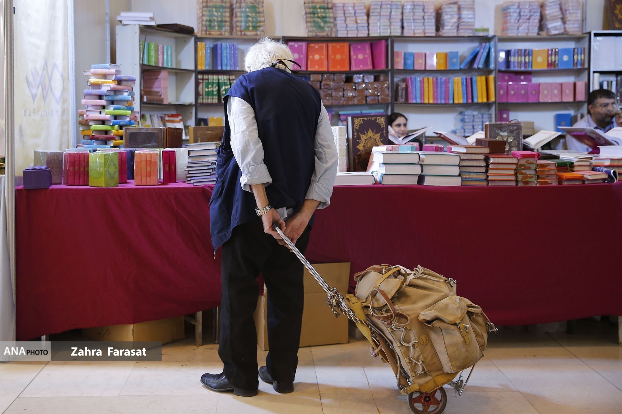 تعلل گمرک ایران یا سوءاستفاده ناشران خارجی؟ تعلل گمرک ایران یا سوءاستفاده ناشران خارجی؟