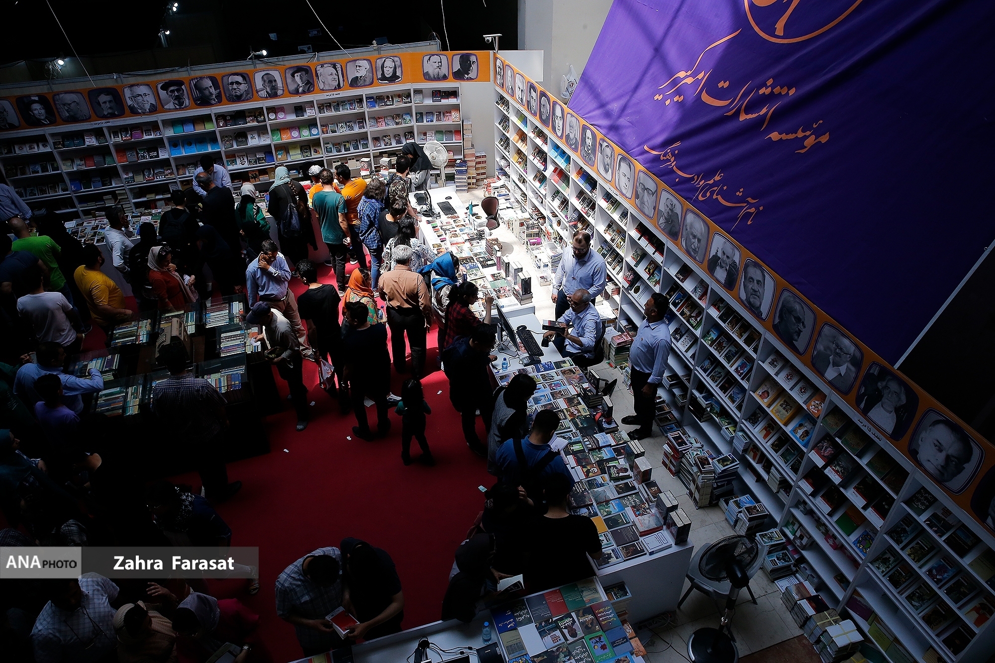 مصلی شلوغ شد؛ غرفه‌داران غافلگیر/ ساعت بازدید ازنمایشگاه کتاب تمدید شد +عکس
