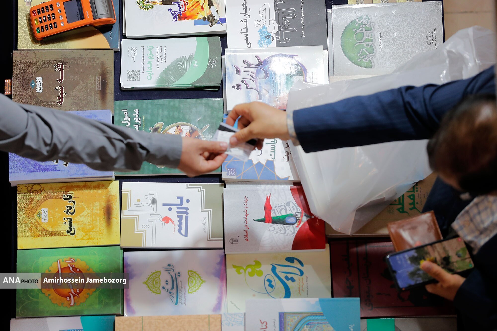 مصلی شلوغ شد؛ غرفه‌داران غافلگیر/ ساعت بازدید ازنمایشگاه کتاب تمدید شد +عکس