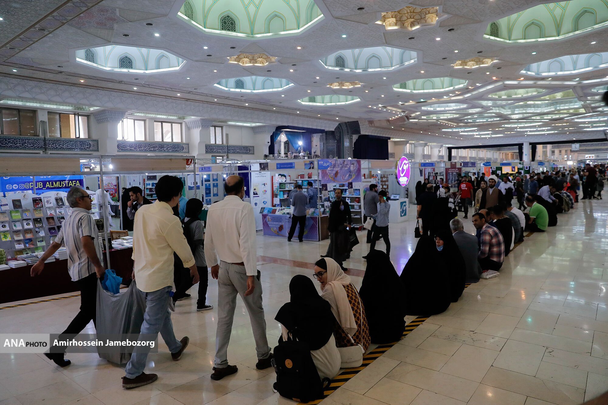 مصلی شلوغ شد؛ غرفهداران غافلگیر/ ساعت بازدید ازنمایشگاه کتاب تمدید شد +عکس مصلی شلوغ شد؛ غرفهداران غافلگیر/ ساعت بازدید ازنمایشگاه کتاب تمدید شد +عکس