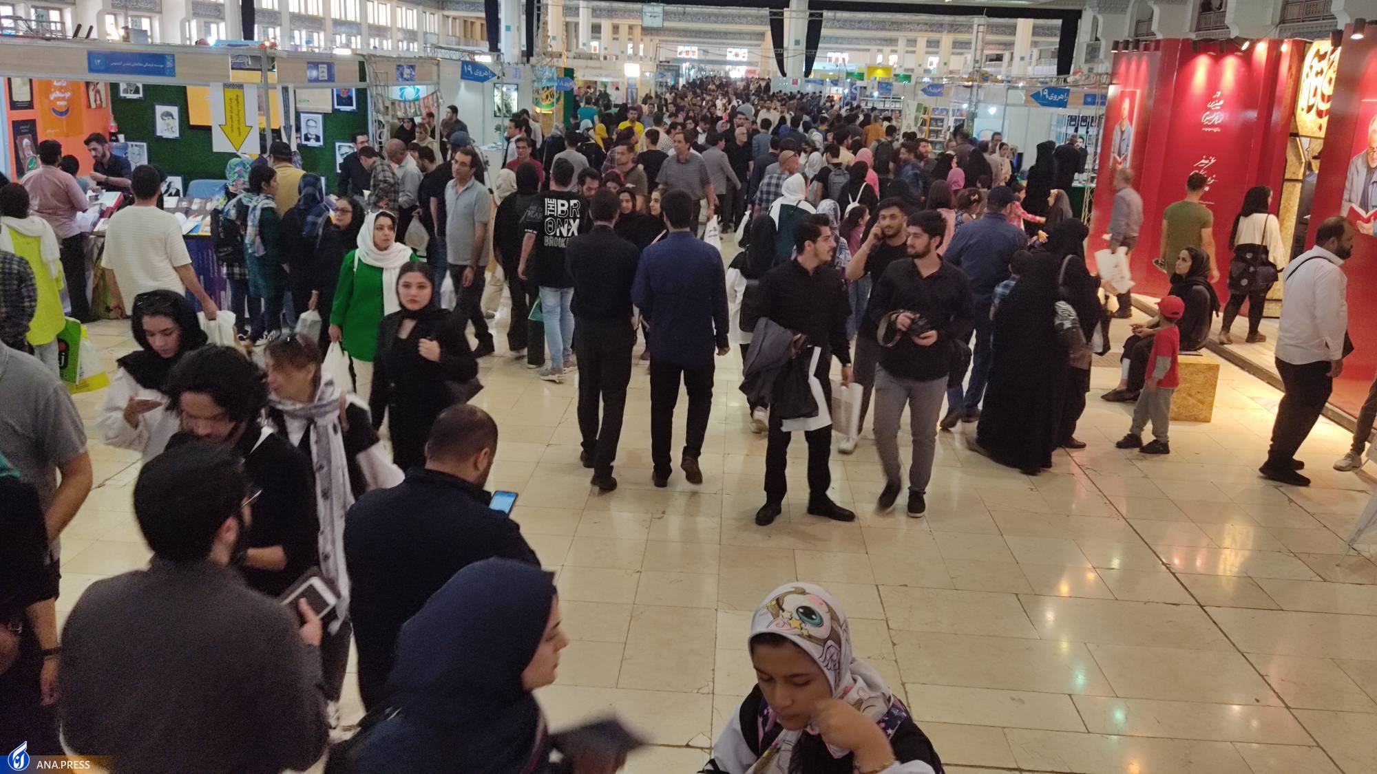 مصلی شلوغ شد؛ غرفه‌داران غافلگیر/ ساعت بازدید ازنمایشگاه کتاب تمدید شد +عکس