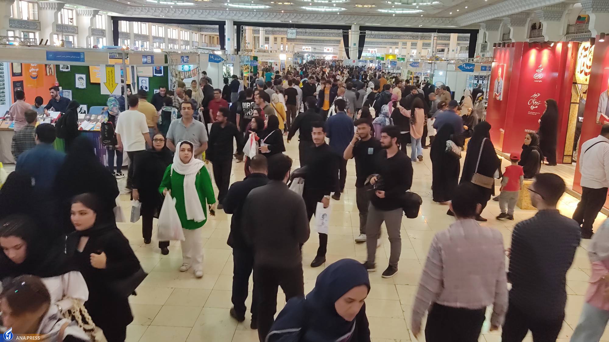 مصلی شلوغ شد؛ غرفه‌داران غافلگیر/ ساعت بازدید ازنمایشگاه کتاب تمدید شد +عکس