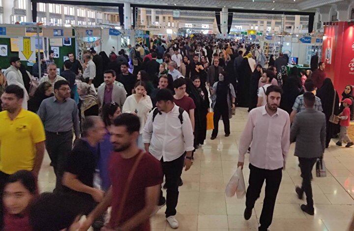 مصلی شلوغ شد؛ غرفه‌داران غافلگیر/ ساعت بازدید ازنمایشگاه کتاب تمدید شد +عکس