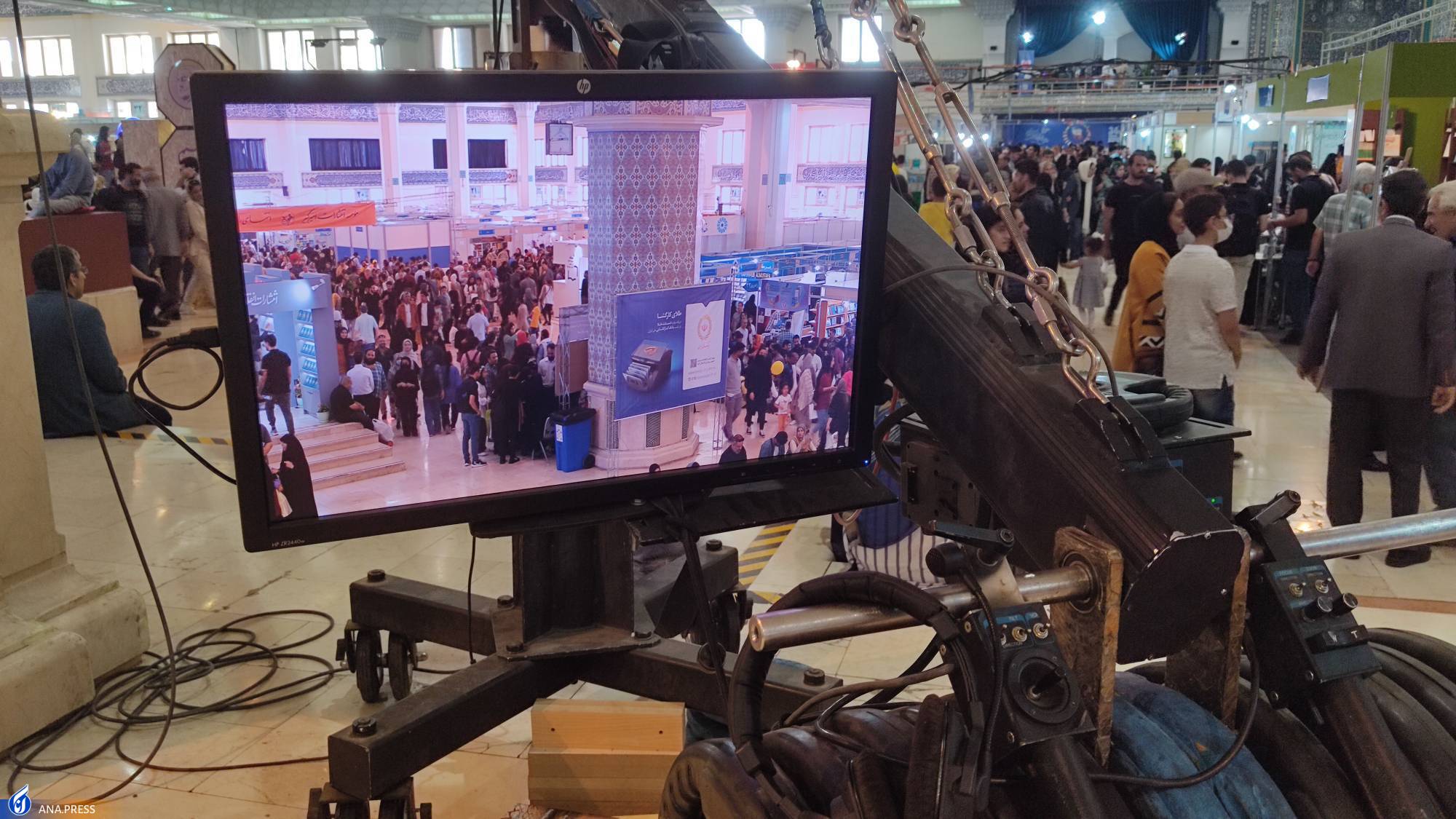 مصلی شلوغ شد؛ غرفه‌داران غافلگیر/ ساعت بازدید از نمایشگاه کتاب تمدید شد +عکس