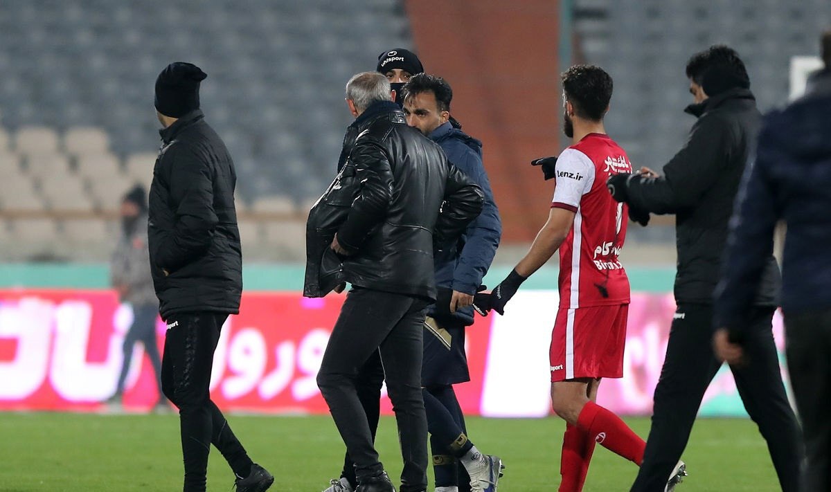 از درگیری شدید ترابی با بازیکن نساجی تا عصبانیت گل‌محمدی از برگه تعویض اشتباه+فیلم و تصاویر
