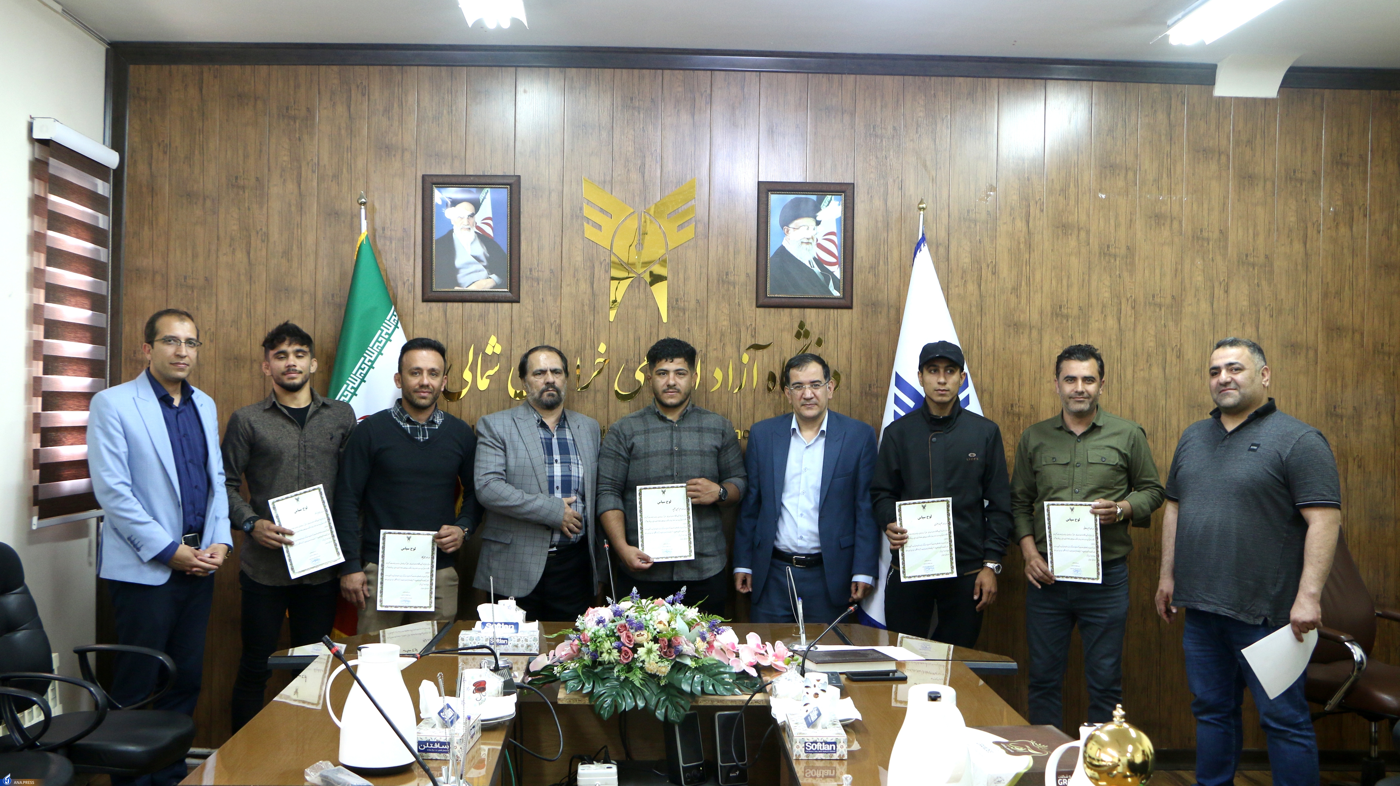 اهدای کاپ قهرمانی تیمهای بدمینتون بانوان به رئیس دانشگاه آزاد اسلامی خراسانشمالی اهدای کاپ قهرمانی تیمهای بدمینتون بانوان به رئیس دانشگاه آزاد اسلامی خراسانشمالی