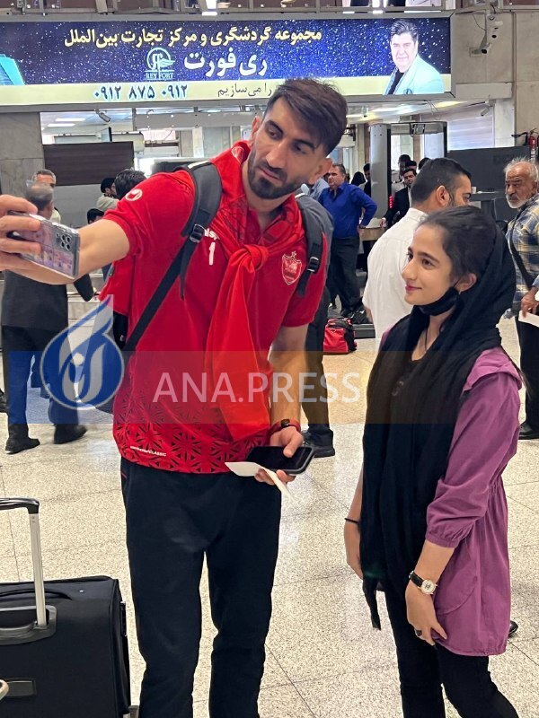 پرسپولیسی‌ها فرودگاه را به هم ریختند+ تصاویر و فیلم