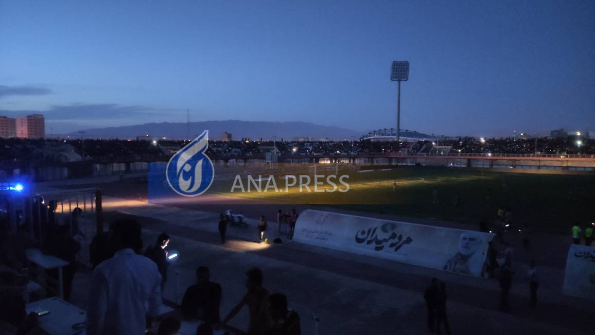 خطر شروع نشدن نیمه دوم بازی مس و سپاهان رفع شد+تصاویر خطر شروع نشدن نیمه دوم بازی مس و سپاهان رفع شد+تصاویر