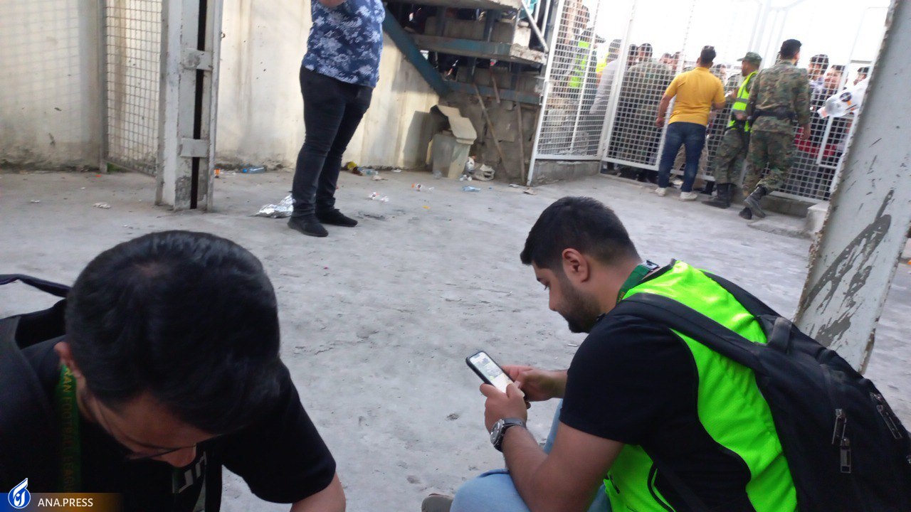 جایگاه نامناسب خبرنگاران در ورزشگاه وطنی+ عکس جایگاه نامناسب خبرنگاران در ورزشگاه وطنی+ عکس