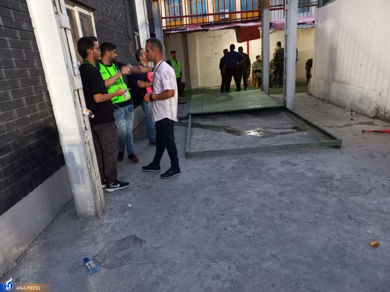 جایگاه نامناسب خبرنگاران در ورزشگاه وطنی+ عکس جایگاه نامناسب خبرنگاران در ورزشگاه وطنی+ عکس