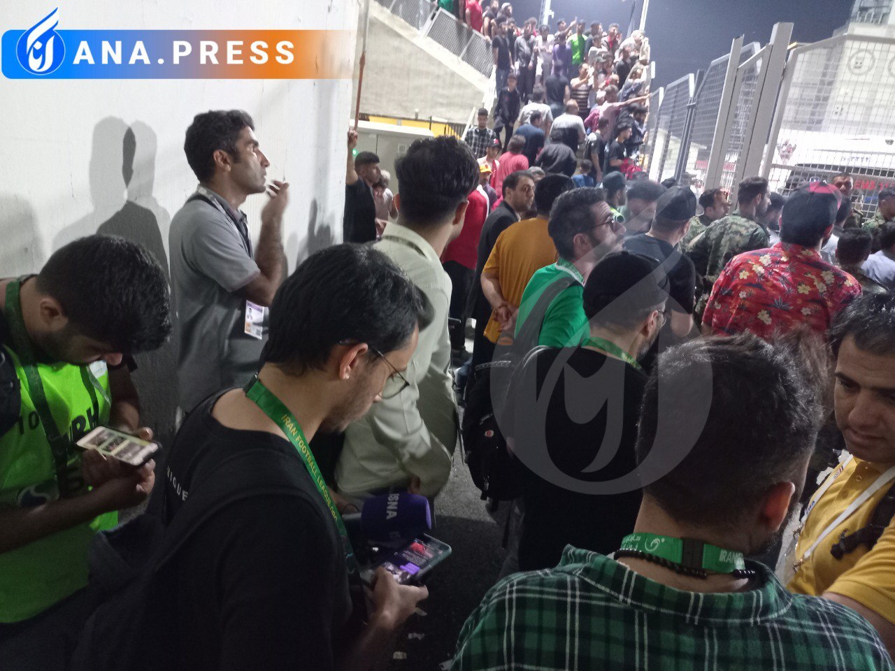 وضعیت اسفنار خبرنگاران در پوشش جشن قهرمانی پرسپولیس+ عکس و فیلم وضعیت اسفنار خبرنگاران در پوشش جشن قهرمانی پرسپولیس+ عکس و فیلم