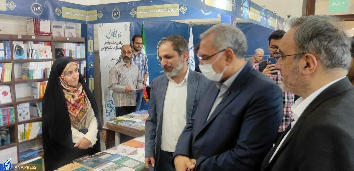 بازدید وزیر بهداشت از نمایشگاه کتاب تهران  اجرای طرح  کتابخانه سفید  در مراکز بهداشتی و درمانی