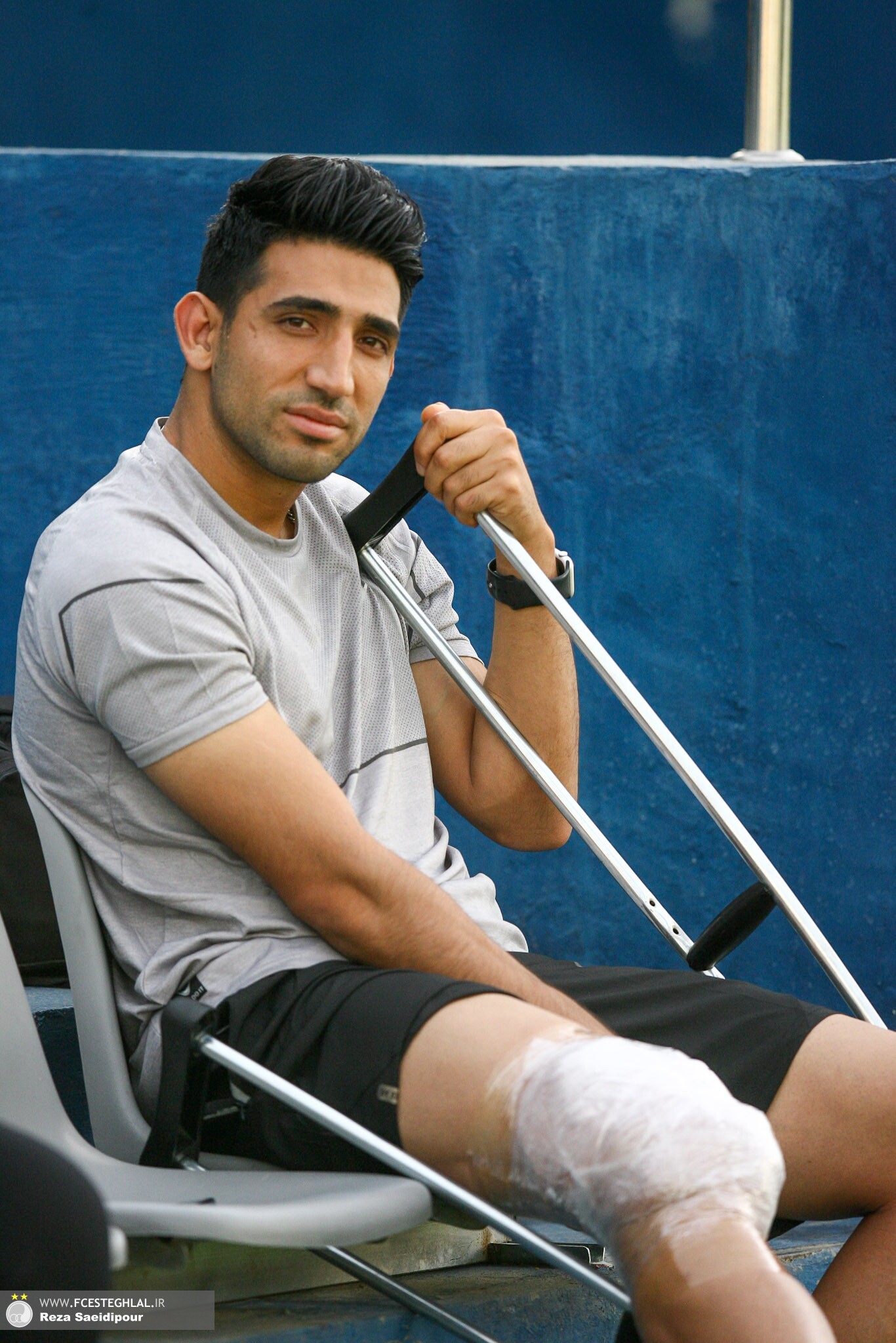 حضور بازیکن مصدوم استقلال با عصا در تمرین/حردانی اختصاصی تمرین کرد+ عکس حضور بازیکن مصدوم استقلال با عصا در تمرین/حردانی اختصاصی تمرین کرد+ عکس
