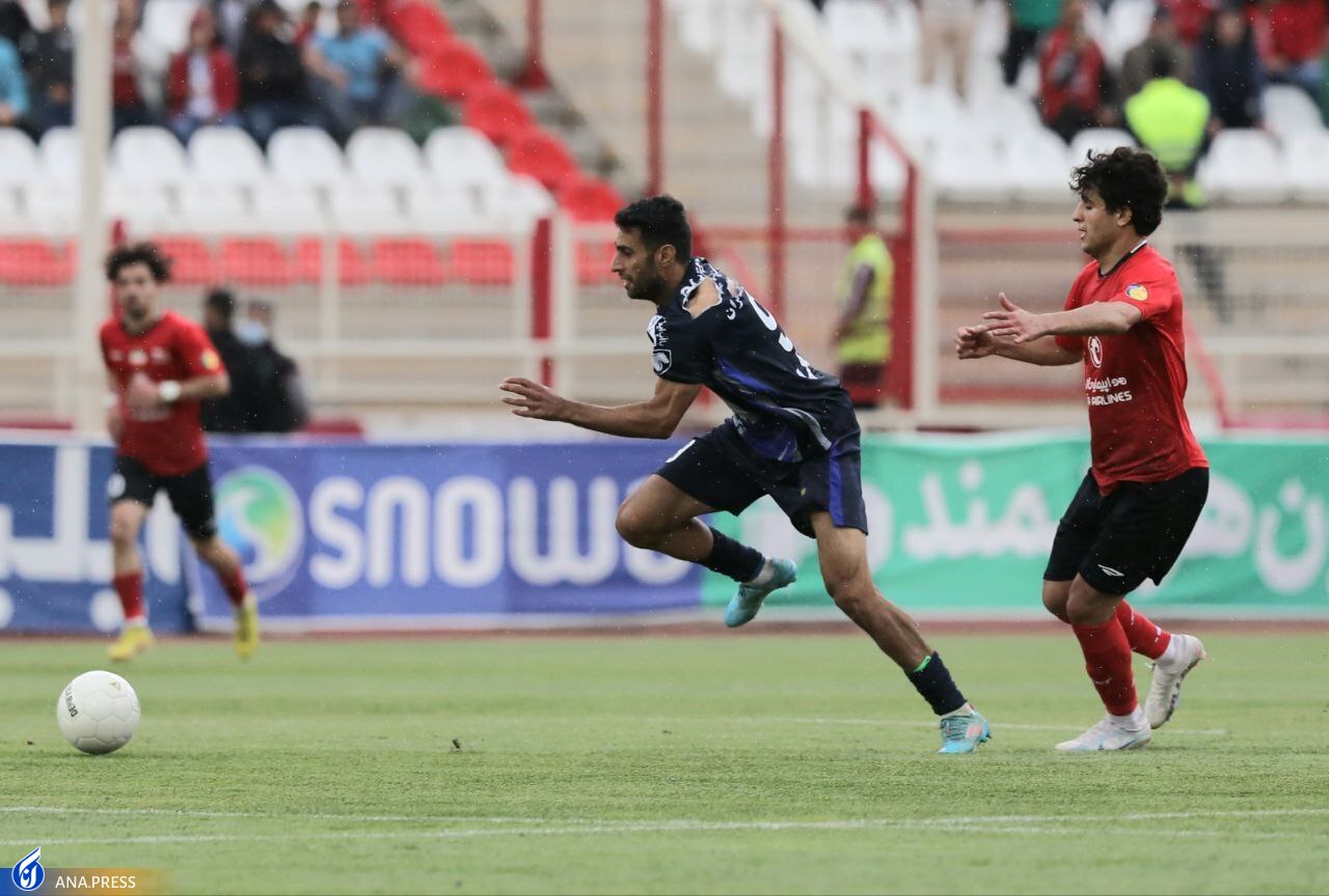 اتفاق نادر و عجیب در بازی پیکان و تراکتور؛ ماجرای پیراهنی که پاره شد+ عکس اتفاق نادر و عجیب در بازی پیکان و تراکتور؛ ماجرای پیراهنی که پاره شد+ عکس