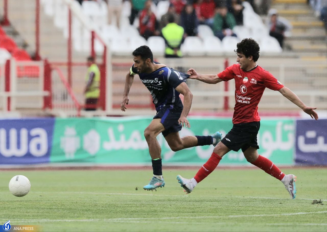 اتفاق نادر و عجیب در بازی پیکان و تراکتور؛ ماجرای پیراهنی که پاره شد+ عکس