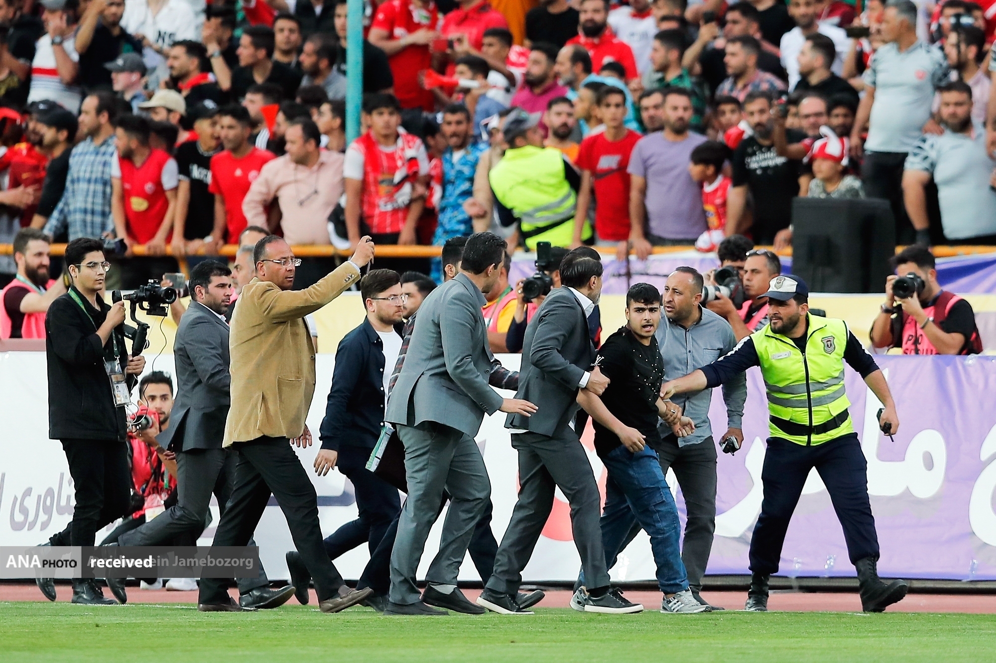 وقتی مسئولان نحوه برگزاری بازی های بزرگ را از یاد برده اند! / بی برنامگی عجیب و غریب در برگزاری دربی وقتی مسئولان نحوه برگزاری بازی های بزرگ را از یاد برده اند! / بی برنامگی عجیب و غریب در برگزاری دربی