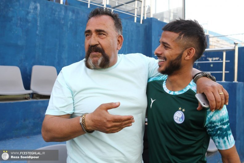 حضور عجیب پیشکسوت پرسپولیس در تمرین استقلال+ تصاویر حضور عجیب پیشکسوت پرسپولیس در تمرین استقلال+ تصاویر