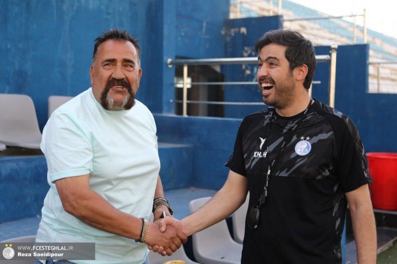 حضور عجیب پیشکسوت پرسپولیس در تمرین استقلال+ تصاویر حضور عجیب پیشکسوت پرسپولیس در تمرین استقلال+ تصاویر