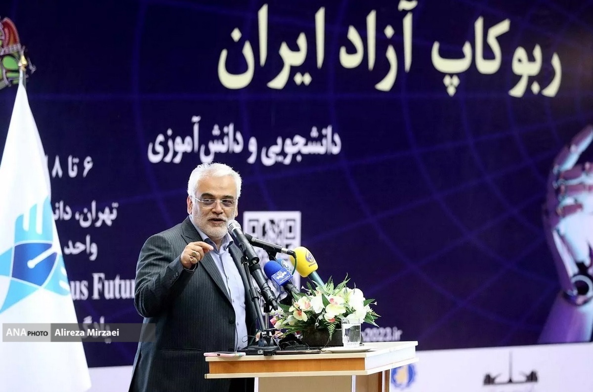 بازدید دکتر طهرانچی رئیس دانشگاه آزاد اسلامی از هفدهمین دوره مسابقات ربوکاپ آزاد ایران