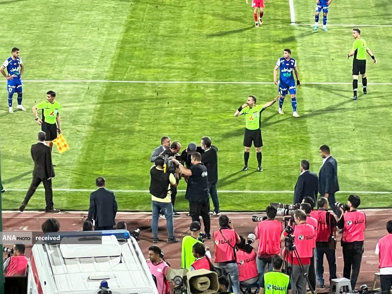 اعتراض شدید ساپینتو به داور، اشکهای مهاجم استقلال/ فیلمبردار صدا و سیما مصدوم شد+عکس اعتراض شدید ساپینتو به داور، اشکهای مهاجم استقلال/ فیلمبردار صدا و سیما مصدوم شد+عکس