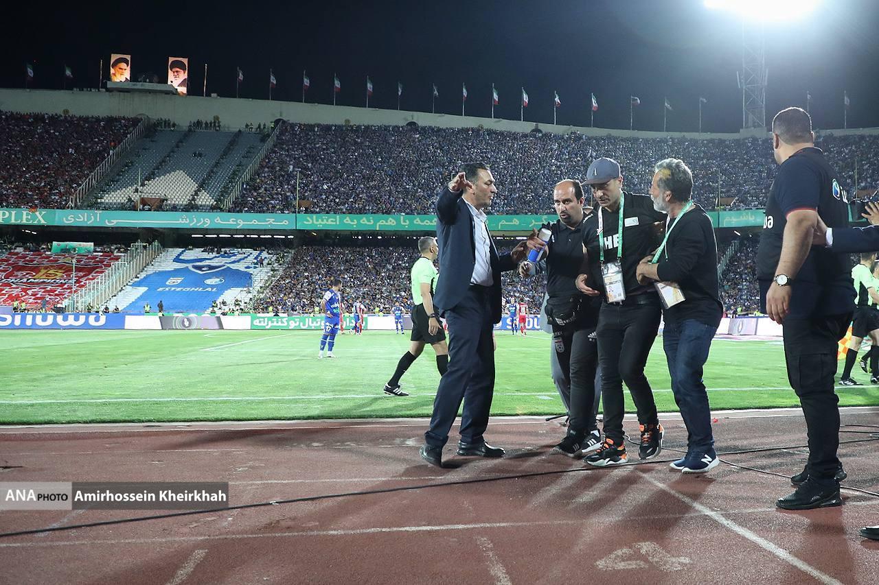 صحنههای دلخراش و اتفاقاتی که فقط در دربی تهران می بینید+تصاویر صحنههای دلخراش و اتفاقاتی که فقط در دربی تهران می بینید+تصاویر