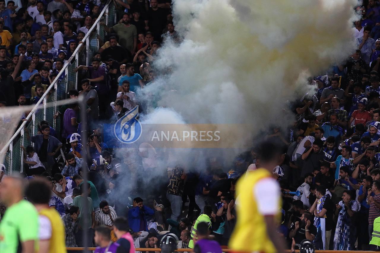 صحنههای زشت از دربی ۱۰۱/ اصابت نارنجک به صورت هوادار استقلال+تصاویر صحنههای زشت از دربی ۱۰۱/ اصابت نارنجک به صورت هوادار استقلال+تصاویر