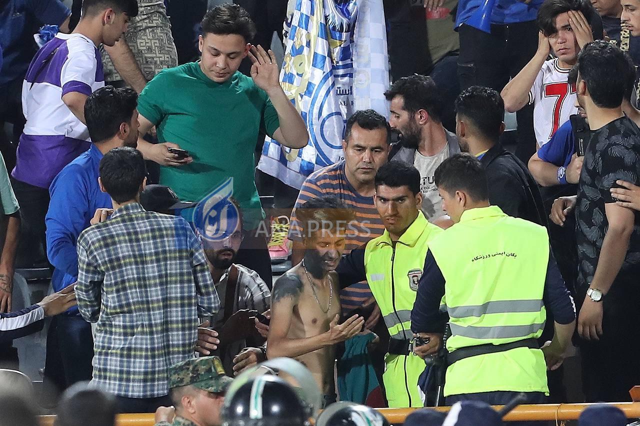 صحنه‌های زشت از دربی ۱۰۱/ اصابت نارنجک به صورت هوادار استقلال+تصاویر