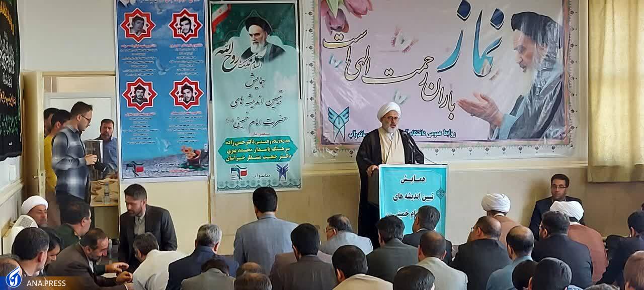 امام خمینی(ره) در اوج قدرت علمی و معنوی فرمود که طلبه‌ام/شهید مطهری حاصل جهاد علمی امام راحل