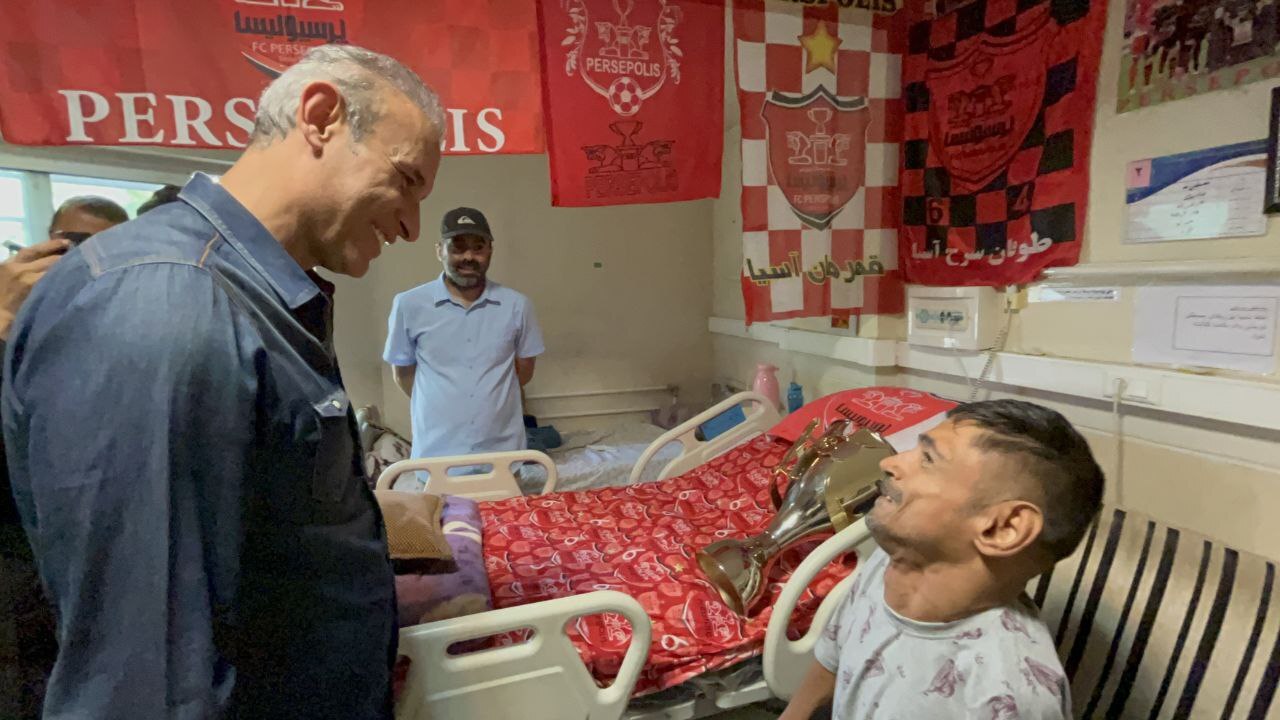 سرمربی پرسپولیس به وعده اش به یک معلول عمل کرد+ عکس سرمربی پرسپولیس به وعده اش به یک معلول عمل کرد+ عکس
