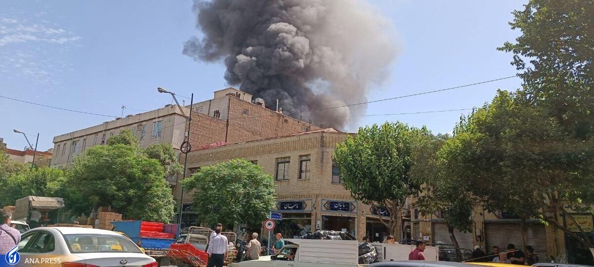 آتش‌سوزی انبار چسب در بازار تهران + فیلم