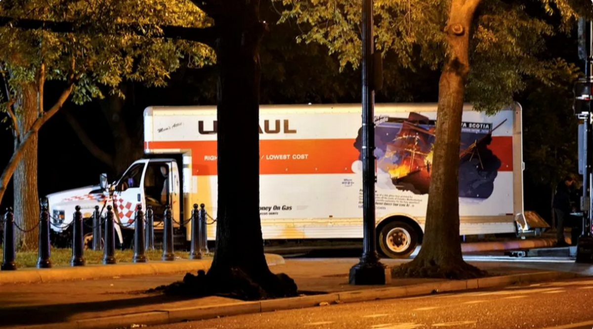 برخورد مشکوک یک کامیون با حصار امنیتی کاخ سفید