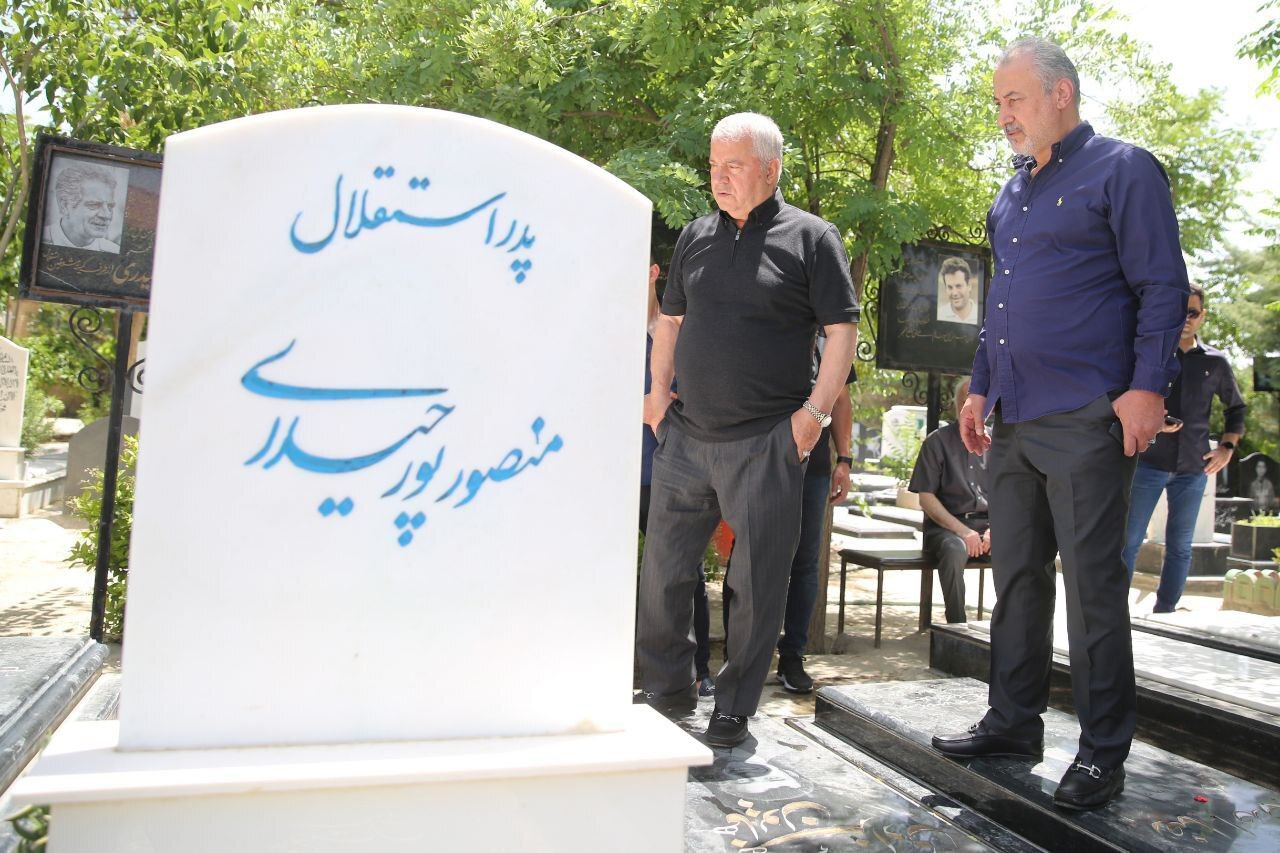 حضور گلمحمدی و مسئولان پرسپولیس با جام قهرمانی بر سر مزار انصاریان و میناوند و اسطورههای استقلال حضور گلمحمدی و مسئولان پرسپولیس با جام قهرمانی بر سر مزار انصاریان و میناوند و اسطورههای استقلال