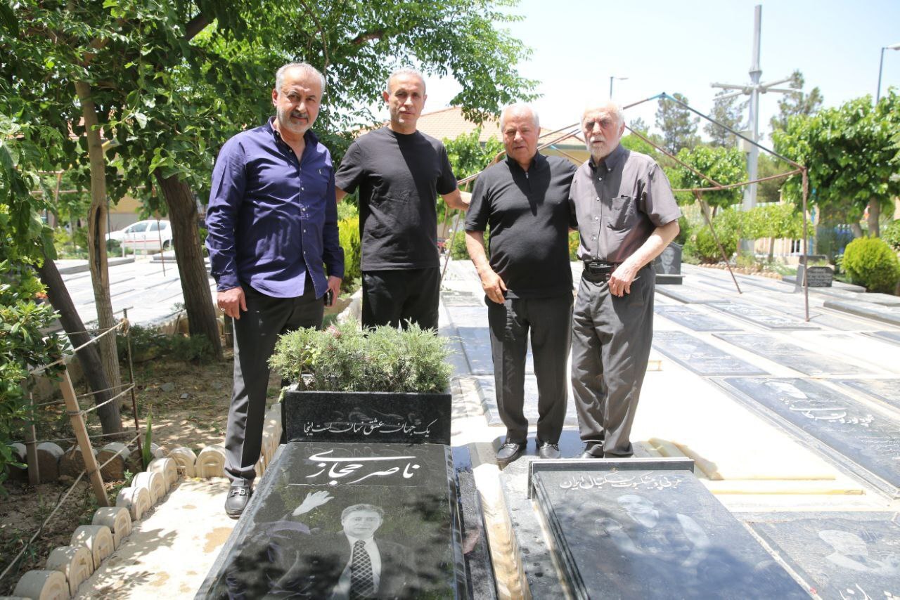 حضور گلمحمدی و مسئولان پرسپولیس با جام قهرمانی بر سر مزار انصاریان و میناوند و اسطورههای استقلال حضور گلمحمدی و مسئولان پرسپولیس با جام قهرمانی بر سر مزار انصاریان و میناوند و اسطورههای استقلال