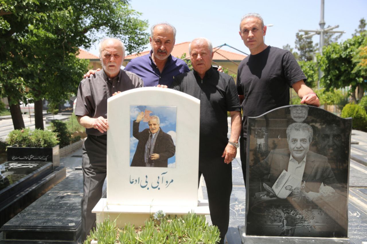 حضور گلمحمدی و مسئولان پرسپولیس با جام قهرمانی بر سر مزار انصاریان و میناوند و اسطورههای استقلال حضور گلمحمدی و مسئولان پرسپولیس با جام قهرمانی بر سر مزار انصاریان و میناوند و اسطورههای استقلال