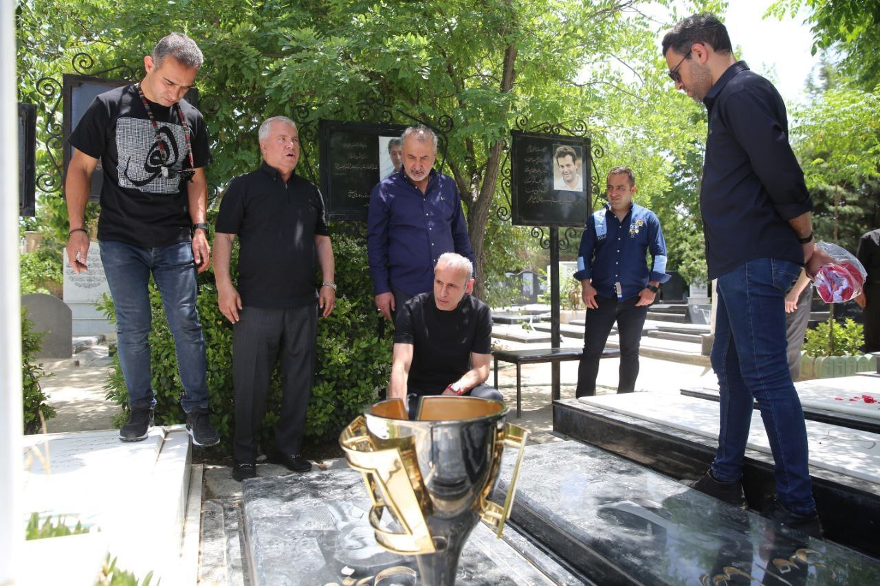 حضور گلمحمدی و مسئولان پرسپولیس با جام قهرمانی بر سر مزار انصاریان و میناوند و اسطورههای استقلال حضور گلمحمدی و مسئولان پرسپولیس با جام قهرمانی بر سر مزار انصاریان و میناوند و اسطورههای استقلال