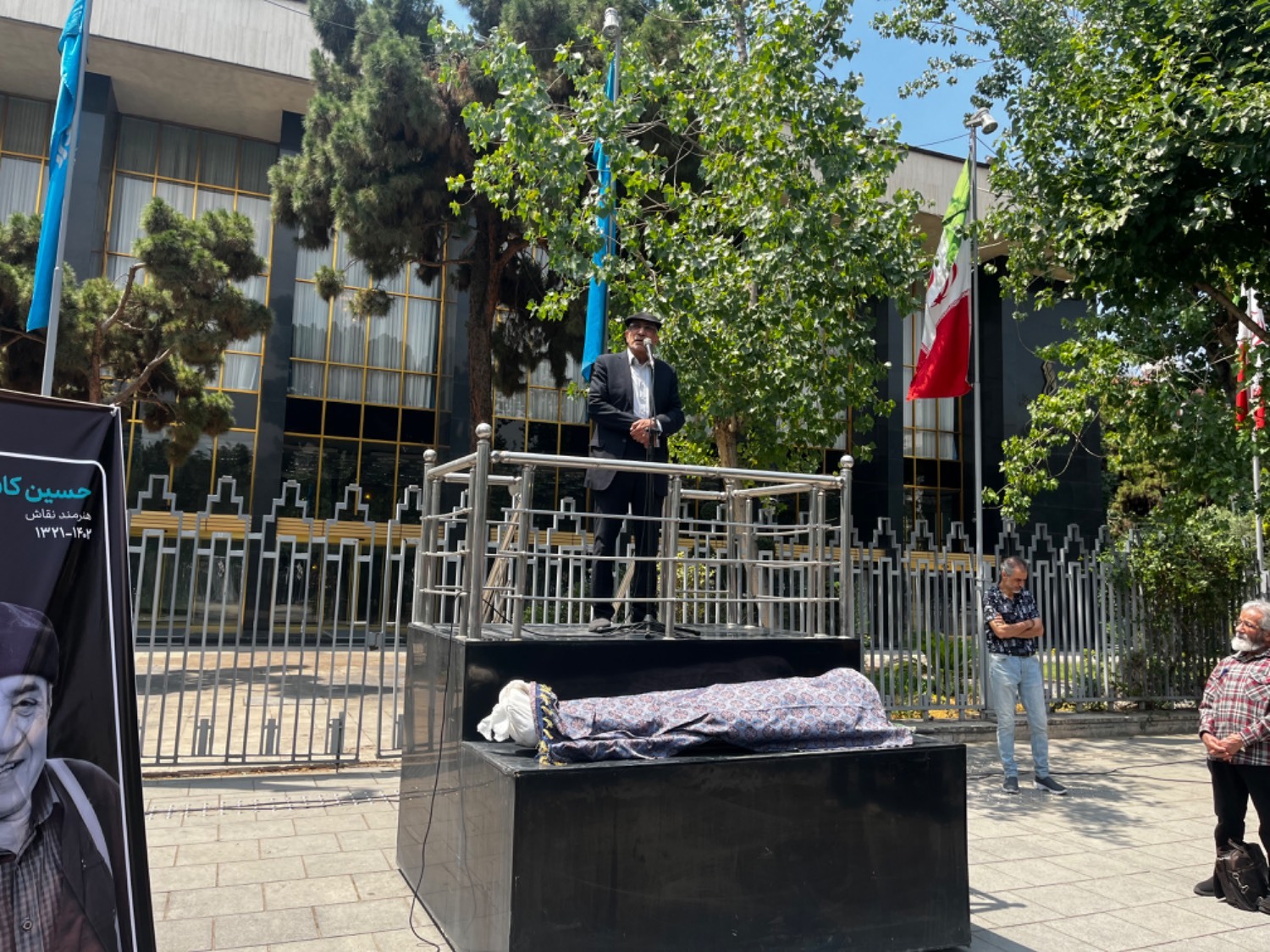 پیکر حسین کاشیان در تالار وحدت تشییع شد