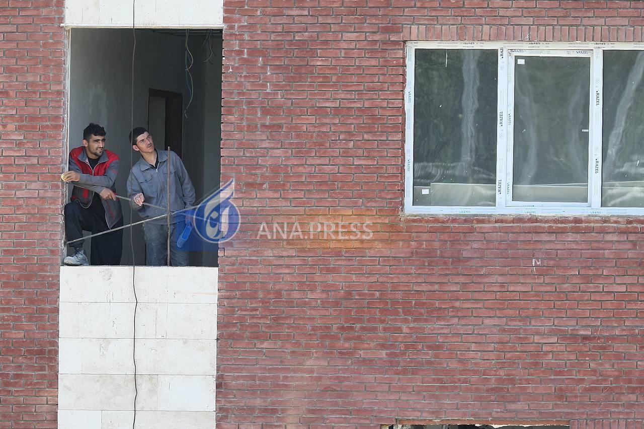 تیپ متفاوت قلعهنویی و کارگرانی که مشغول کار بودند+تصاویر تیپ متفاوت قلعهنویی و کارگرانی که مشغول کار بودند+تصاویر