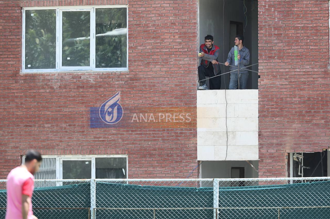 تیپ متفاوت قلعهنویی و کارگرانی که مشغول کار بودند+تصاویر تیپ متفاوت قلعهنویی و کارگرانی که مشغول کار بودند+تصاویر