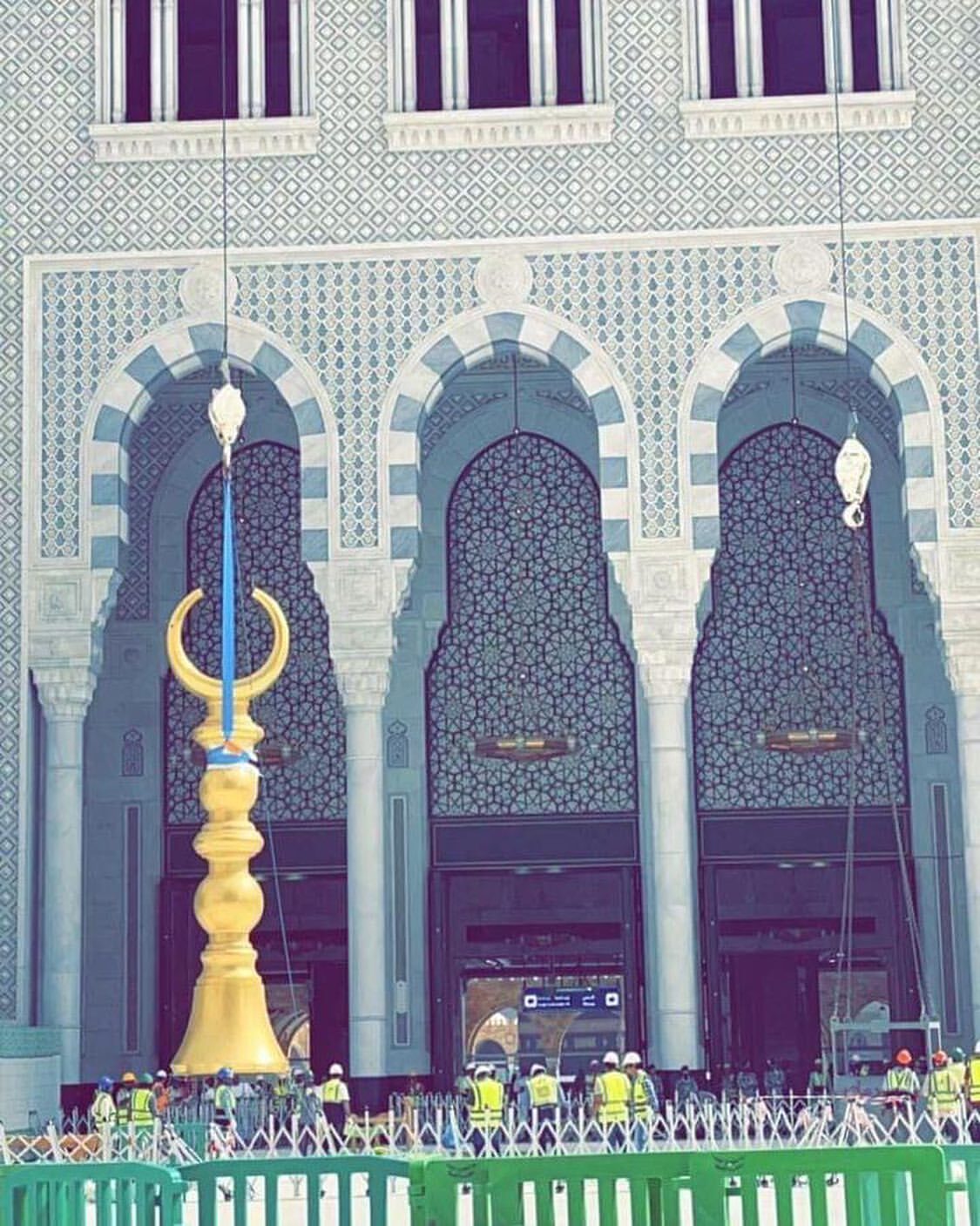 برافراشتن هلال مسجدالحرام بالای مناره دروازه ملک عبدالعزیز+ عکس و فیلم