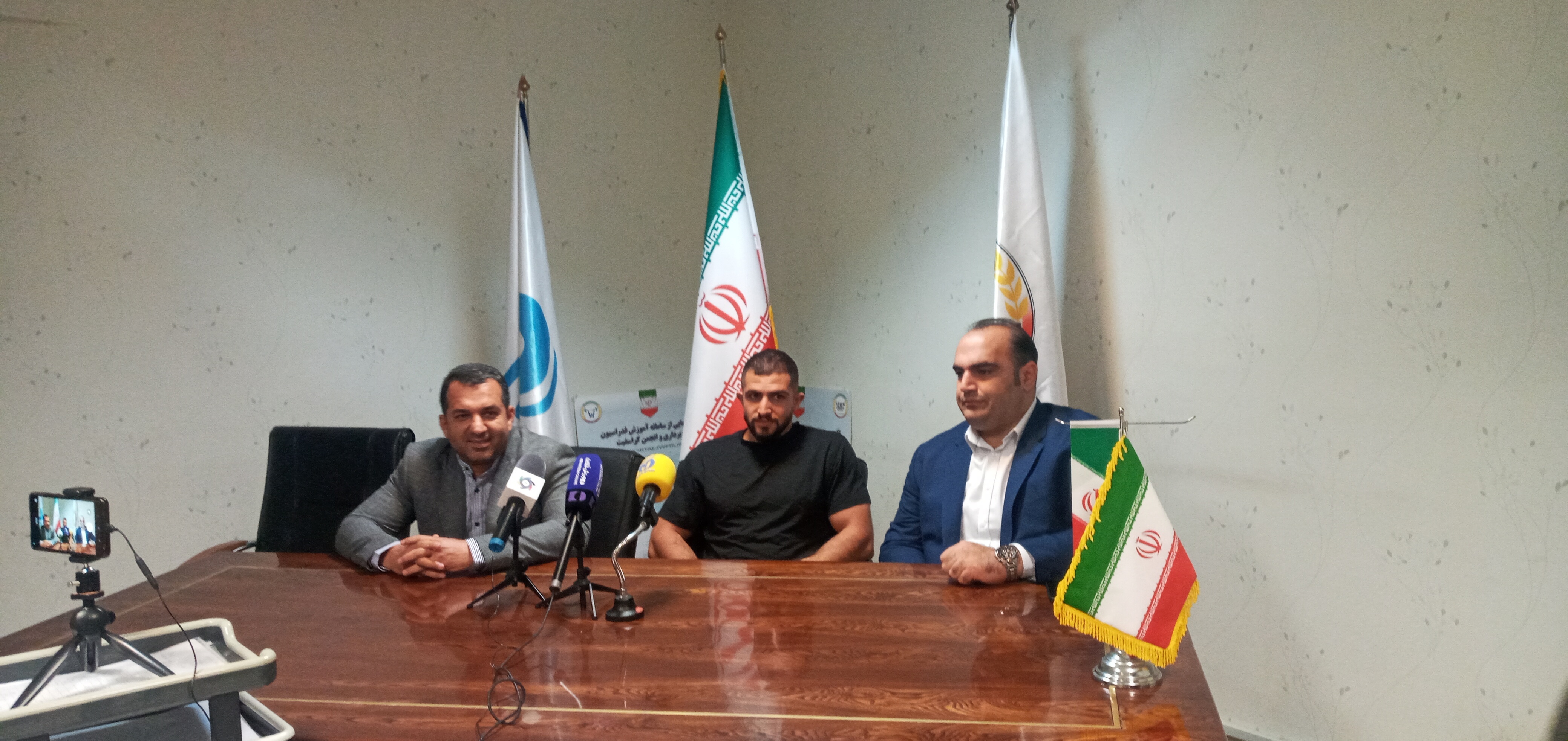 واکنش انوشیروانی به خبر تمرین بانوان در رستوران و درخواست ۷۰ میلیاردی برای پایان یک سال خوب واکنش انوشیروانی به خبر تمرین بانوان در رستوران و درخواست ۷۰ میلیاردی برای پایان یک سال خوب