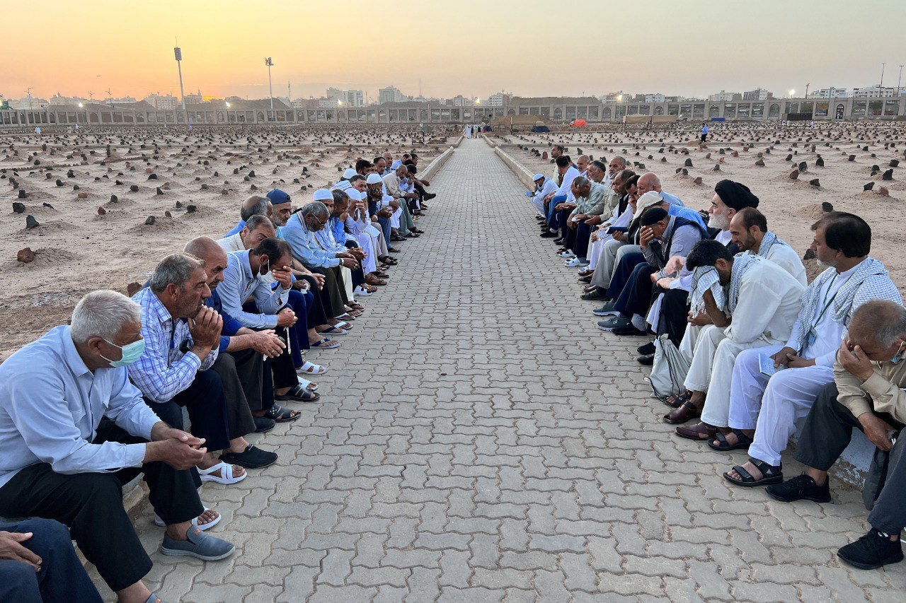 عزاداری گروهی از زائران در بقیع +عکس