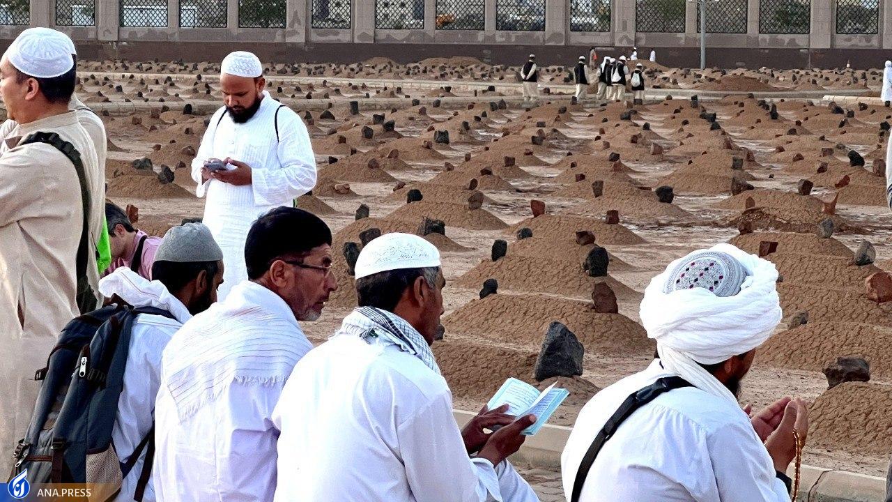 عزاداری گروهی از زائران در بقیع +عکس